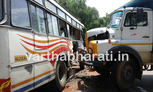 ಖಾಸಗಿ ಬಸ್ಸು – ಟಿಪ್ಪರ್ ಡಿಕ್ಕಿ: 11 ಮಂದಿಗೆ ಗಾಯ